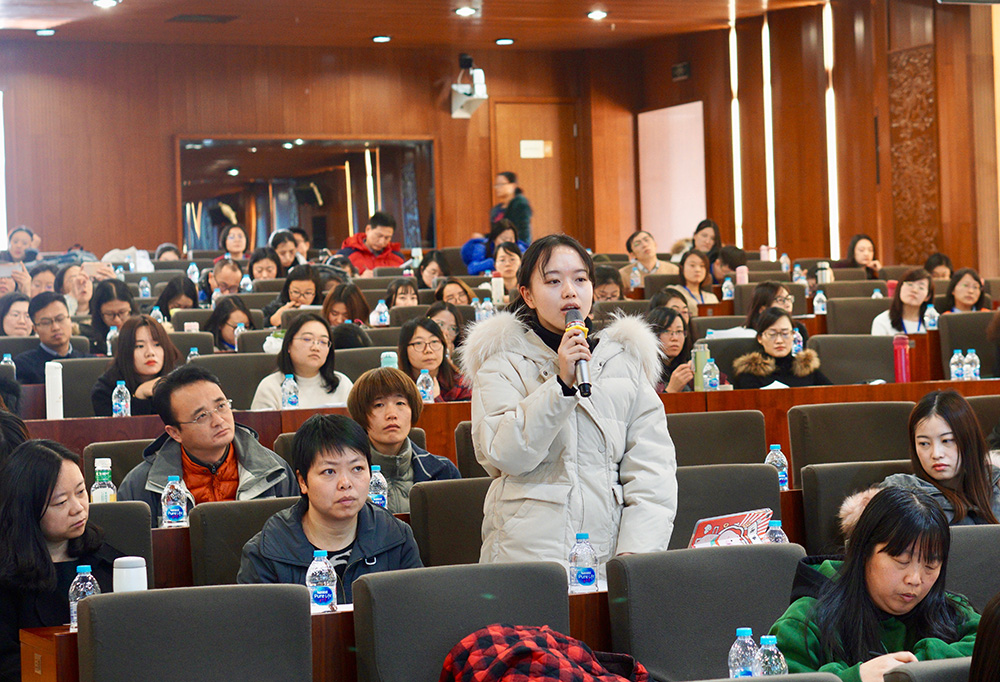 图10-与会教师发言