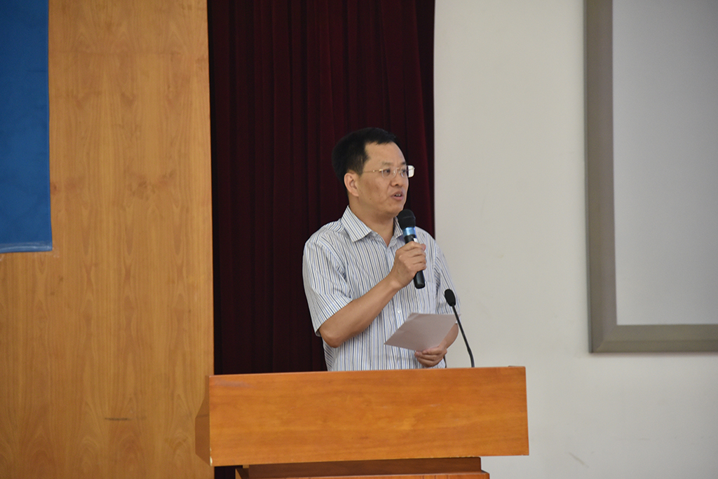 教师代表程晓堂教授发言